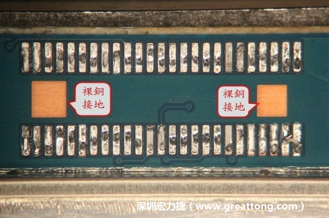 把板對板連接器全部移除，發(fā)現(xiàn)其下方板子共有兩個(gè)裸銅的方形設(shè)計(jì)。