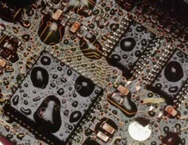 經(jīng)過涂覆工藝后的PCB，在表面形成透明的保護(hù)膜，能有效防止水珠和潮氣侵入，避免漏電和短路。